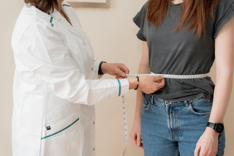 Consulta de nutrición en Avilés con Ana Solís midiendo la cintura de una paciente